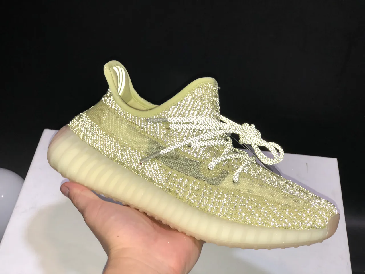 Adidas Yeezy Boost 350 V2 淡黄色生活方式运动鞋 2