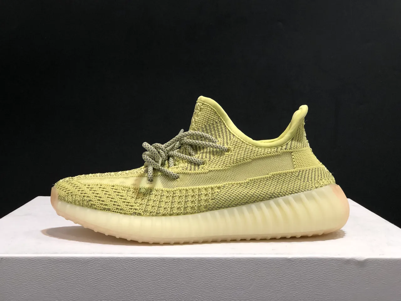 Adidas Yeezy Boost 350 V2 淡黄色生活方式运动鞋 3