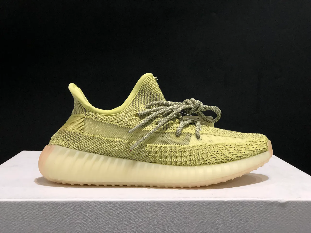 Adidas Yeezy Boost 350 V2 淡黄色生活方式运动鞋 4