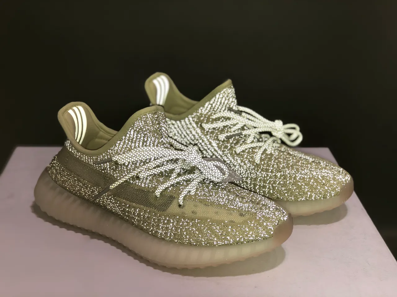 Adidas Yeezy Boost 350 V2 淡黄色生活方式运动鞋 5