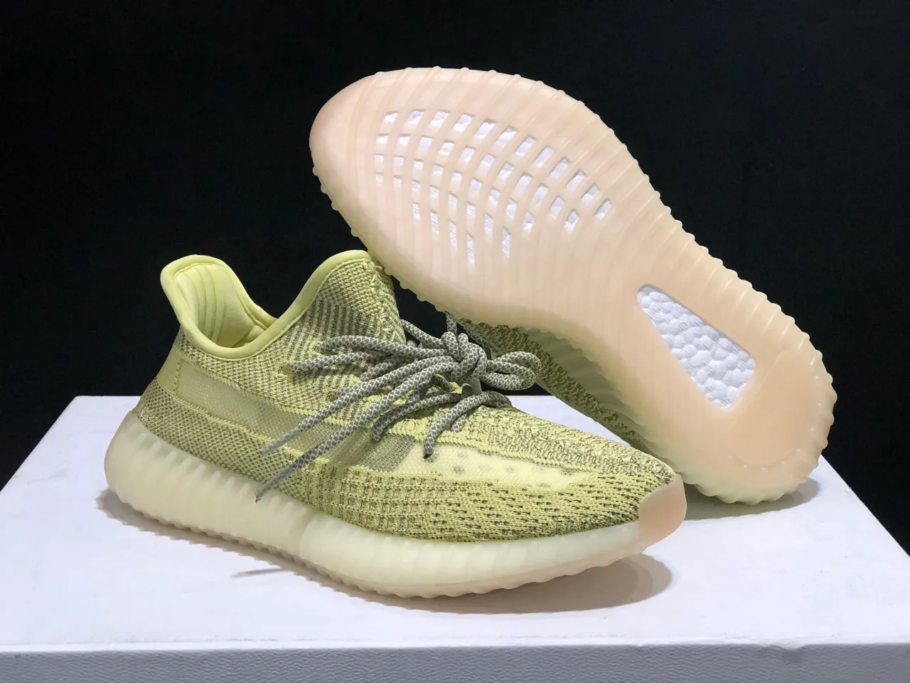 Adidas Yeezy Boost 350 V2 淡黄色生活方式运动鞋 6