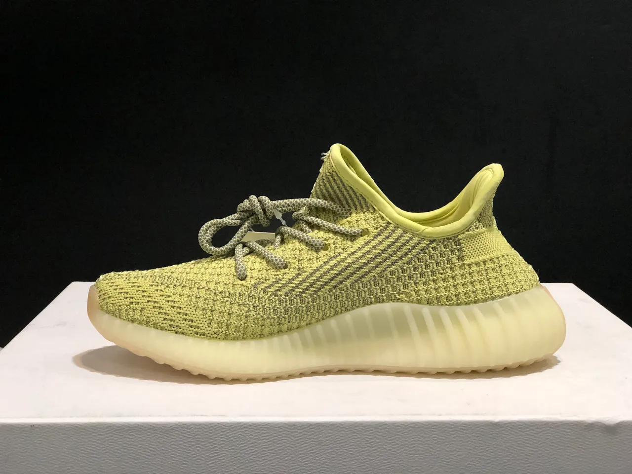 Adidas Yeezy Boost 350 V2 淡黄色生活方式运动鞋 7