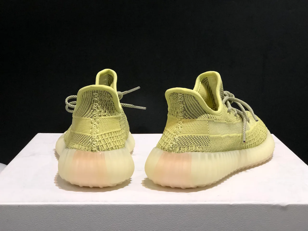 Adidas Yeezy Boost 350 V2 淡黄色生活方式运动鞋 8