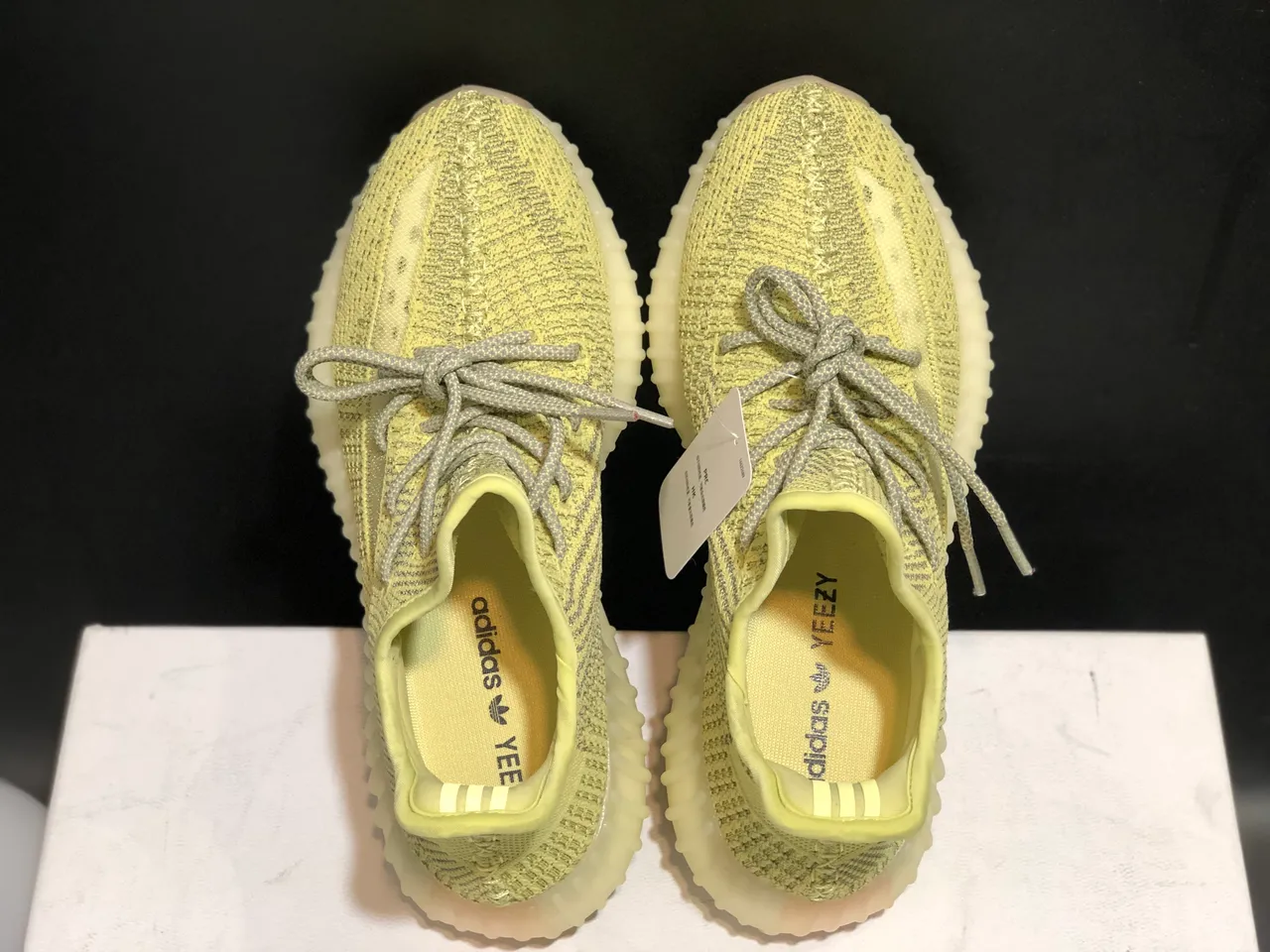 Adidas Yeezy Boost 350 V2 淡黄色生活方式运动鞋 9