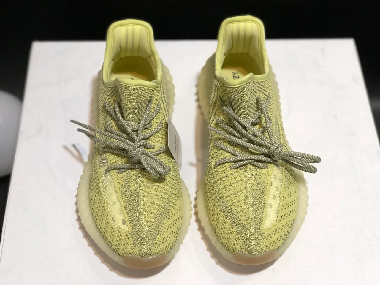 Adidas Yeezy Boost 350 V2 淡黄色生活方式运动鞋 10