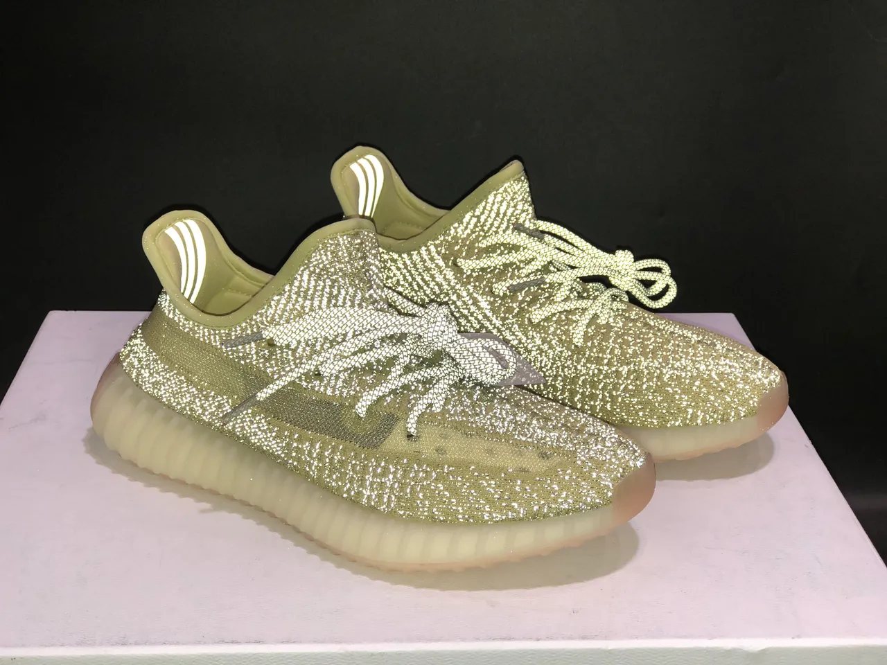 Adidas Yeezy Boost 350 V2 淡黄色生活方式运动鞋 11