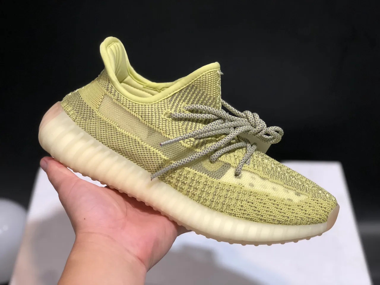 Adidas Yeezy Boost 350 V2 淡黄色生活方式运动鞋 12
