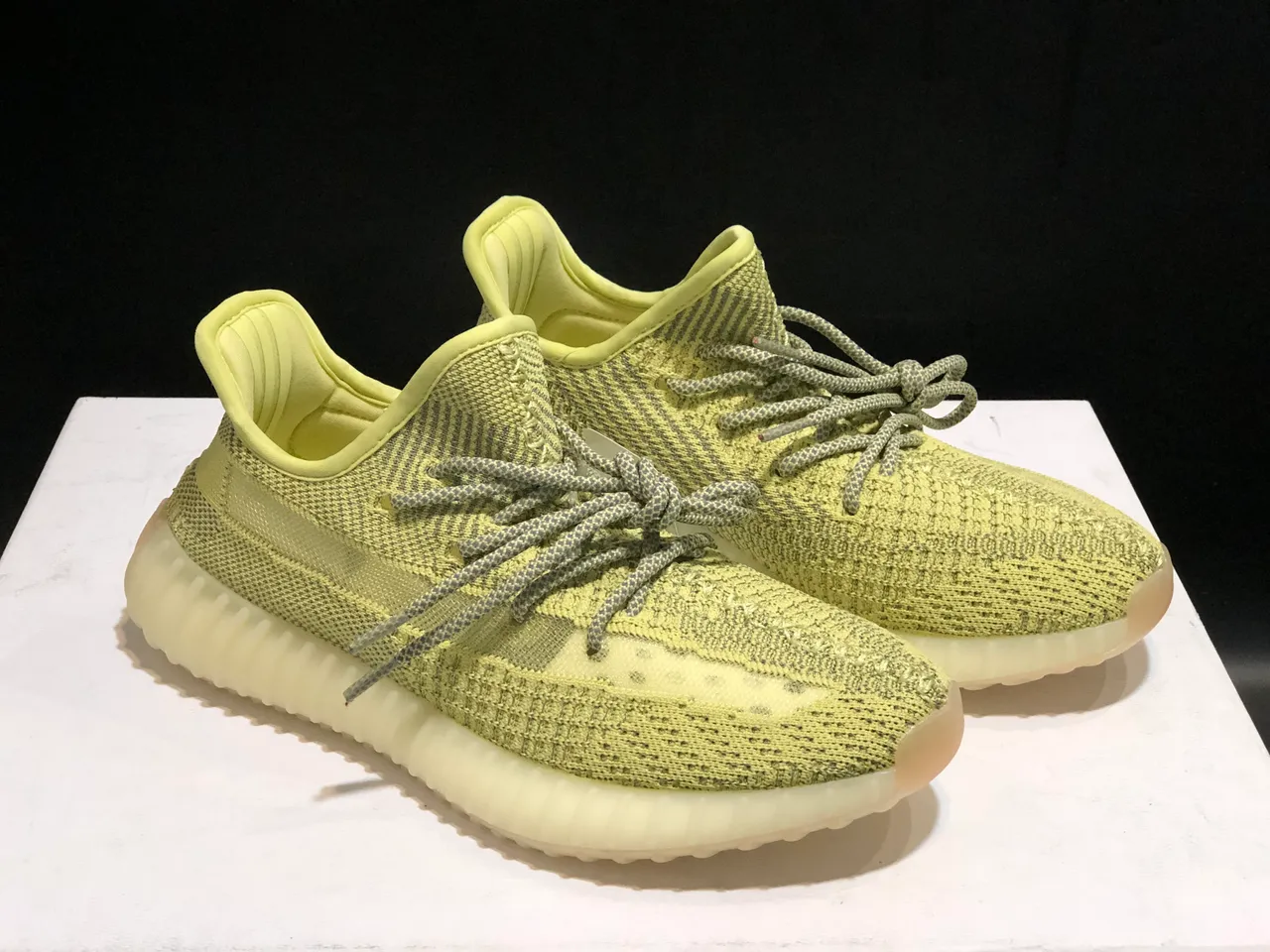 Adidas Yeezy Boost 350 V2 淡黄色生活方式运动鞋 13