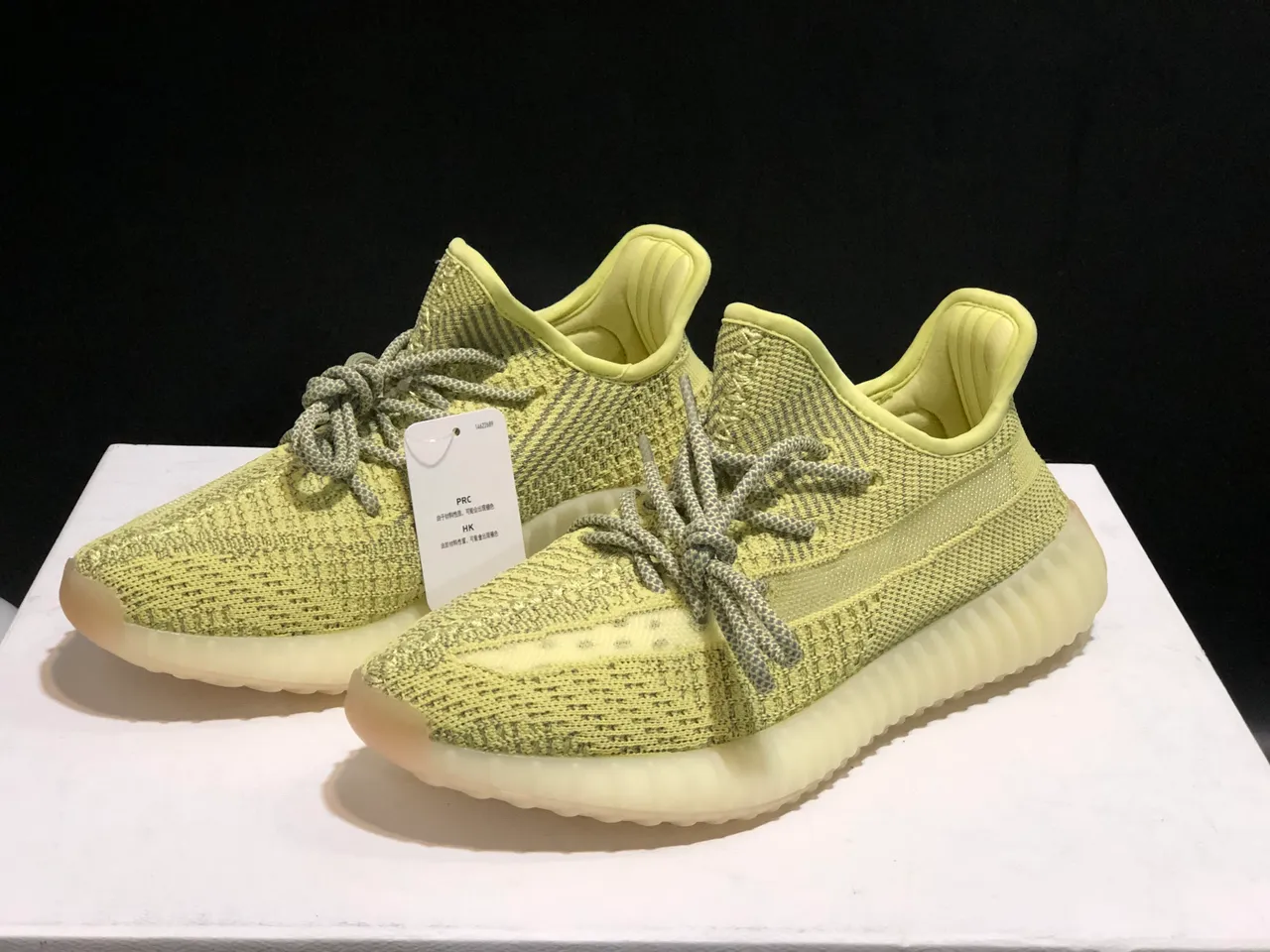 Adidas Yeezy Boost 350 V2 淡黄色生活方式运动鞋 14