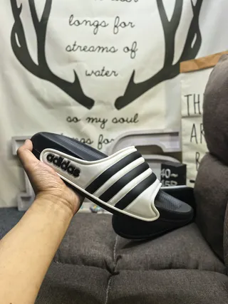 Adidas Yeezy Slide chinelos pretos e brancos 5