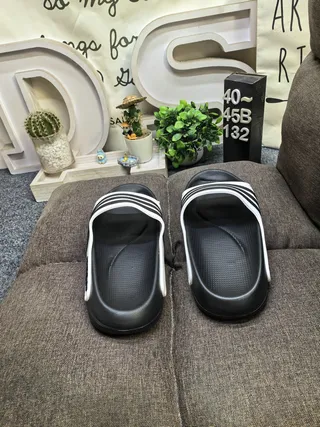 Adidas Yeezy Slide chinelos pretos e brancos 8