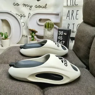 Adidas Yeezy Slide أبيض أسود سول مطبوخ أحادي كعب مفتوح نعال شرائح