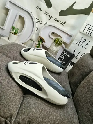Adidas Yeezy Slide Blanc Noir Semelle Molded Monolithe Talon Ouvert Chaussons Slip-On 7