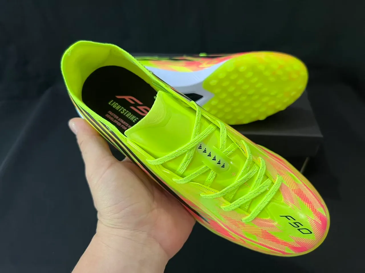 Adidas Amarillo Rosa Bajo Corte Upper Sintético Negro Tres Rayas Branding Césped Zapatos de Fútbol 5