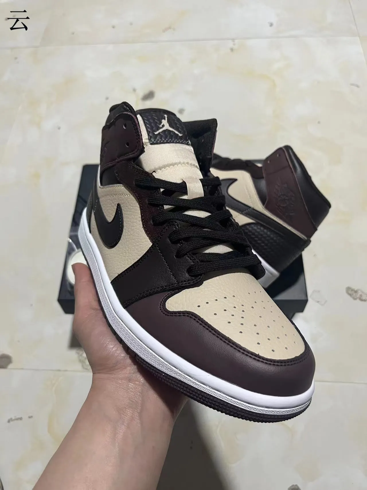 Tênis de basquete de cano alto com painéis de couro Air Jordan 1 bege e marrom 2