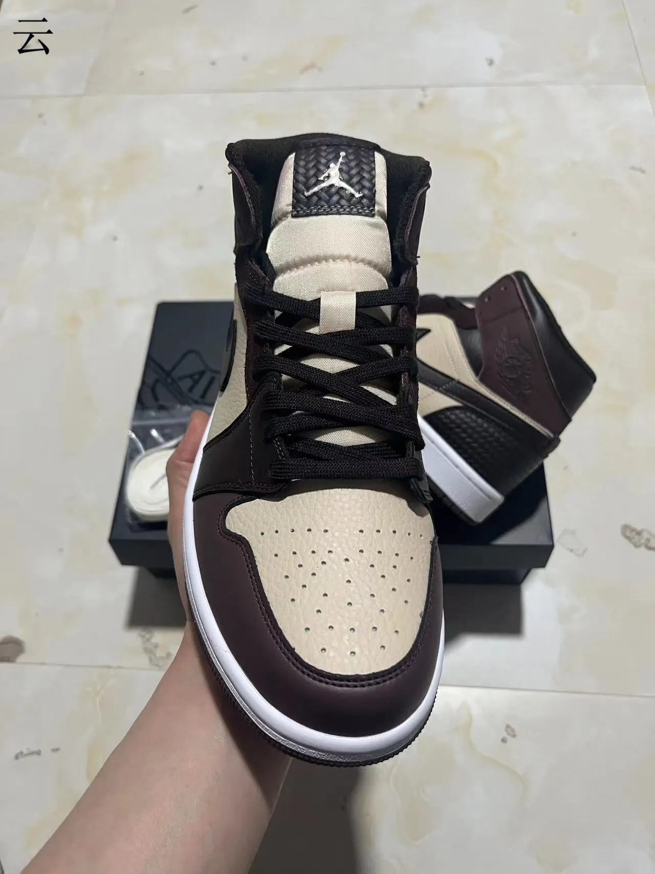 Tênis de basquete de cano alto com painéis de couro Air Jordan 1 bege e marrom 3