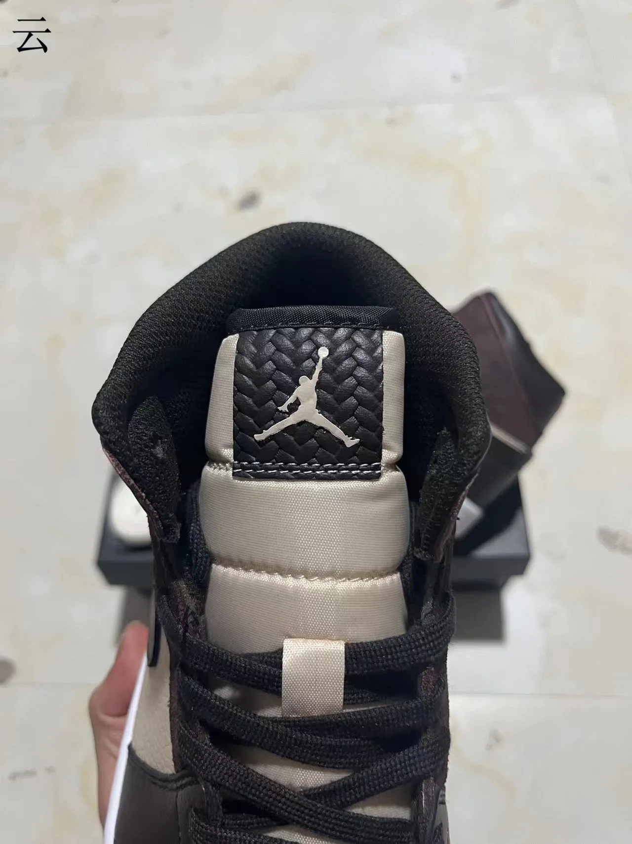 Tênis de basquete de cano alto com painéis de couro Air Jordan 1 bege e marrom 4