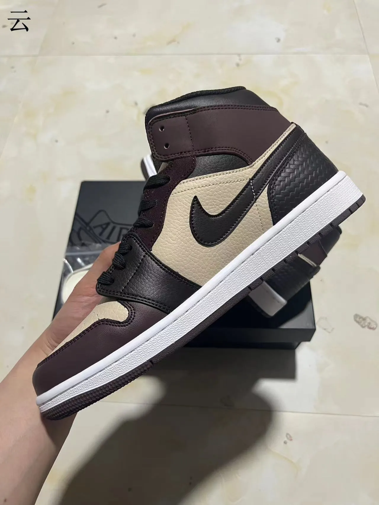 Tênis de basquete de cano alto com painéis de couro Air Jordan 1 bege e marrom 5