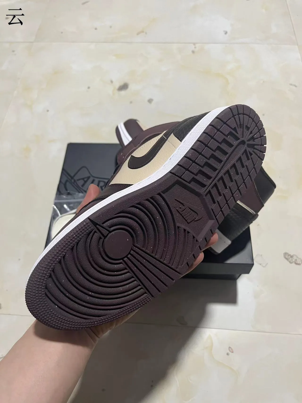 Tênis de basquete de cano alto com painéis de couro Air Jordan 1 bege e marrom 6