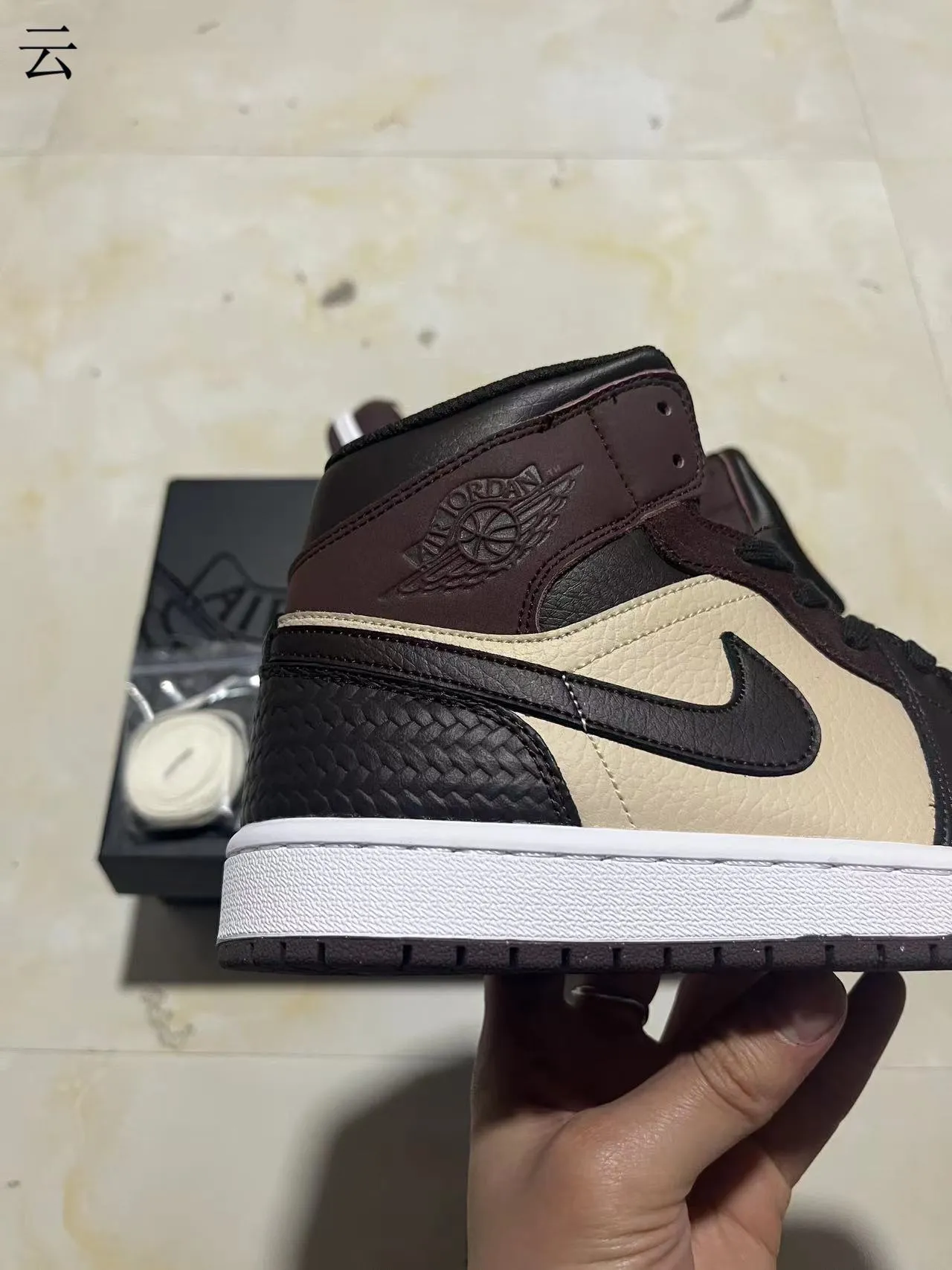 Tênis de basquete de cano alto com painéis de couro Air Jordan 1 bege e marrom 7