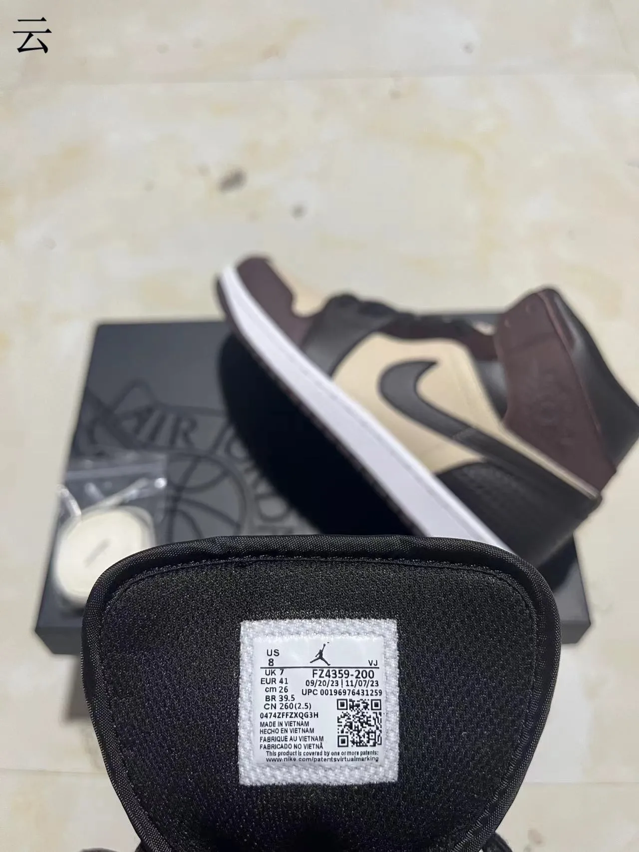 Tênis de basquete de cano alto com painéis de couro Air Jordan 1 bege e marrom 8