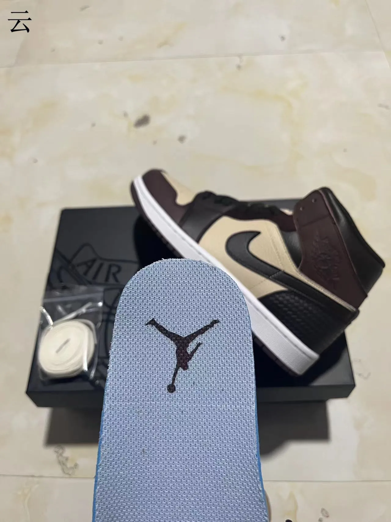 Tênis de basquete de cano alto com painéis de couro Air Jordan 1 bege e marrom 9