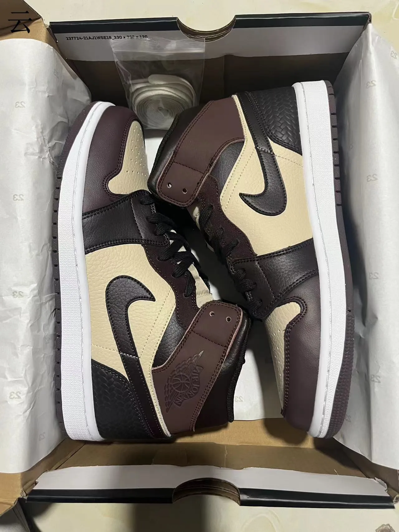 Tênis de basquete de cano alto com painéis de couro Air Jordan 1 bege e marrom 10