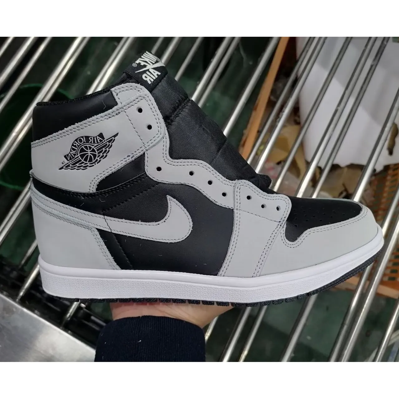 Air Jordan 1 Preto Cinza de Cano Alto Couro e Cetim Tênis de Basquete 2