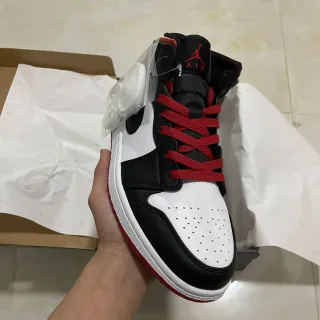 Tênis de basquete de cano alto Air Jordan 1 preto, branco e vermelho