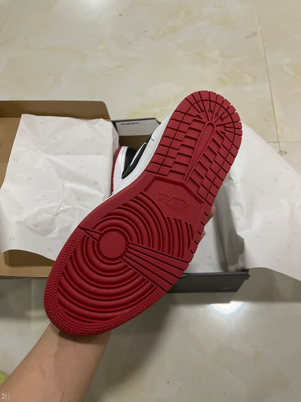 Air Jordan 1 काले सफेद लाल हाई-टॉप बास्केटबॉल जूते 4