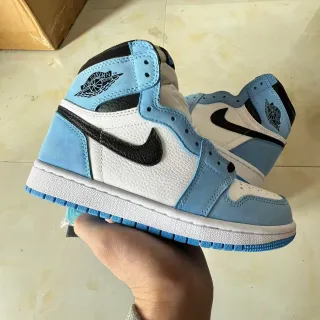 Zapatillas de baloncesto de caña alta Air Jordan 1 con paneles de ante y cuero azul y blanco