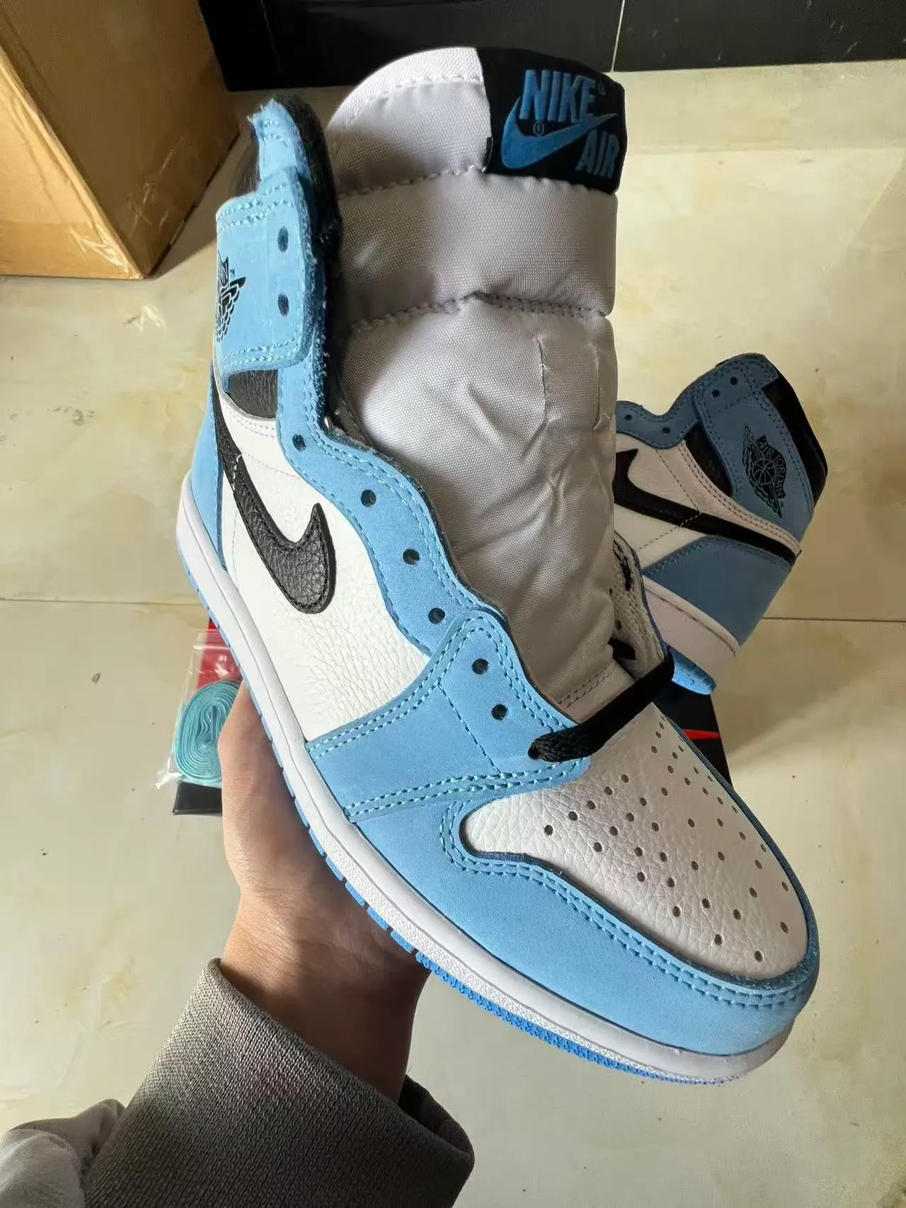 Tênis de basquete de cano alto Air Jordan 1 com painéis de camurça e couro azul e branco 2