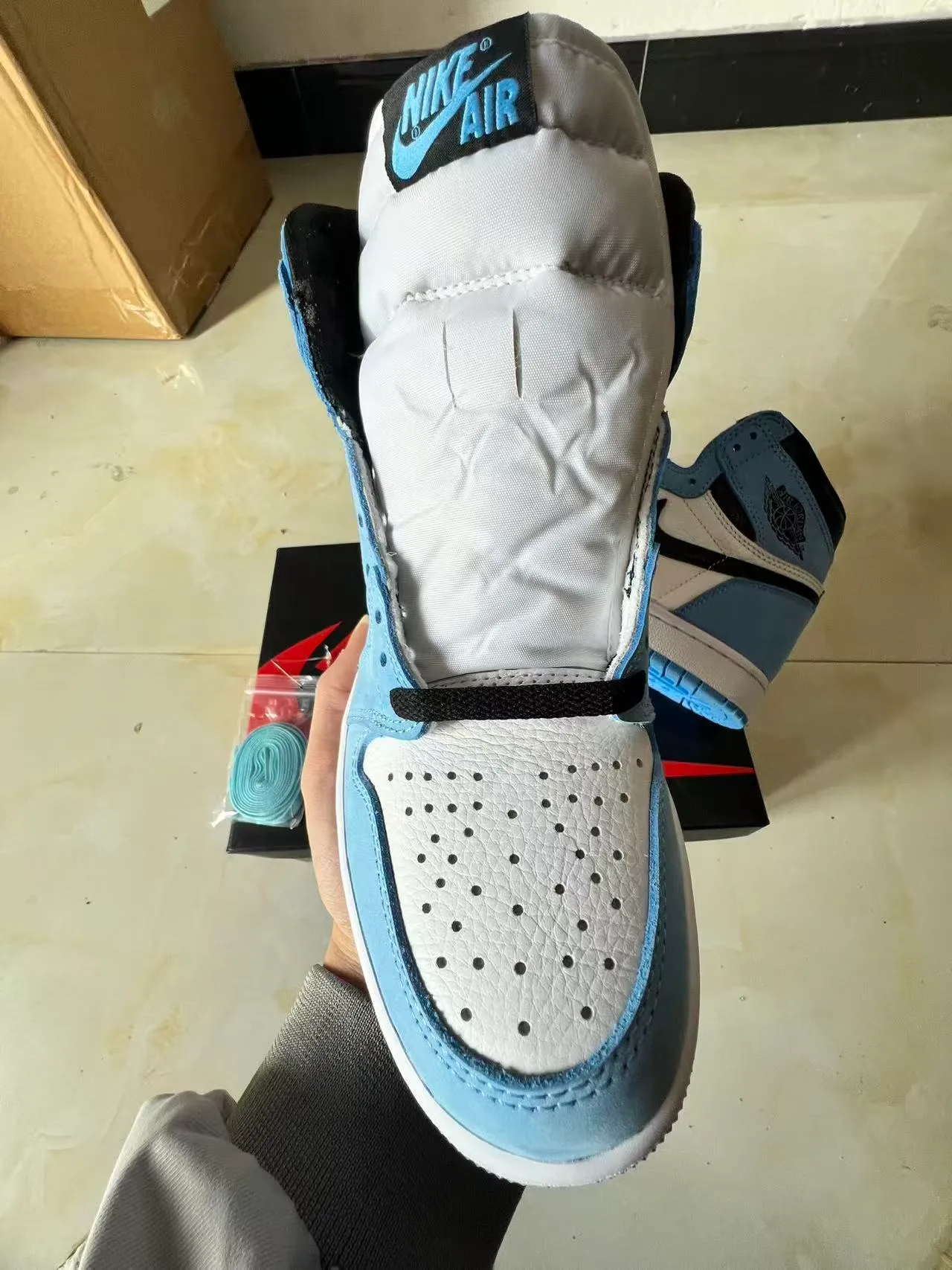 Tênis de basquete de cano alto Air Jordan 1 com painéis de camurça e couro azul e branco 3
