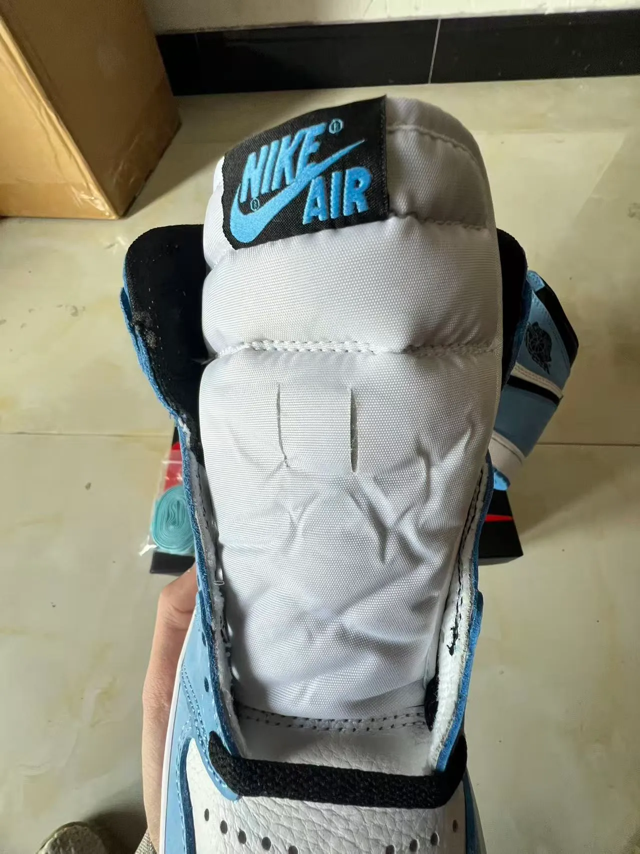 Tênis de basquete de cano alto Air Jordan 1 com painéis de camurça e couro azul e branco 4
