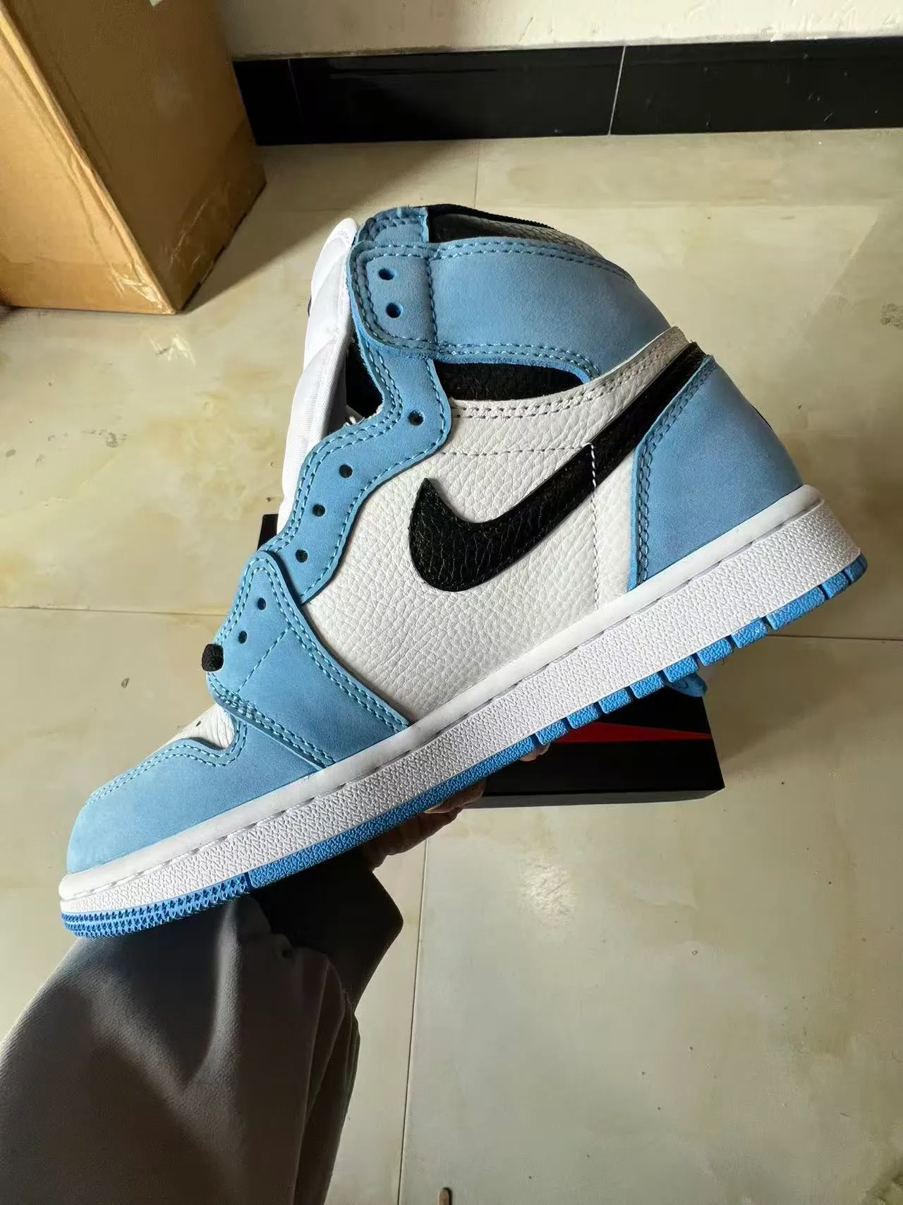 Tênis de basquete de cano alto Air Jordan 1 com painéis de camurça e couro azul e branco 5