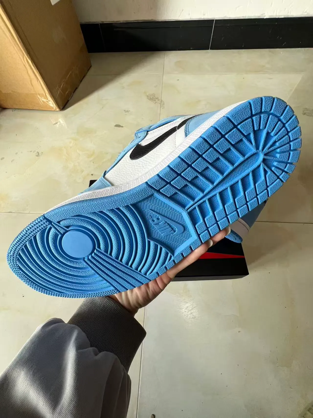 Tênis de basquete de cano alto Air Jordan 1 com painéis de camurça e couro azul e branco 6