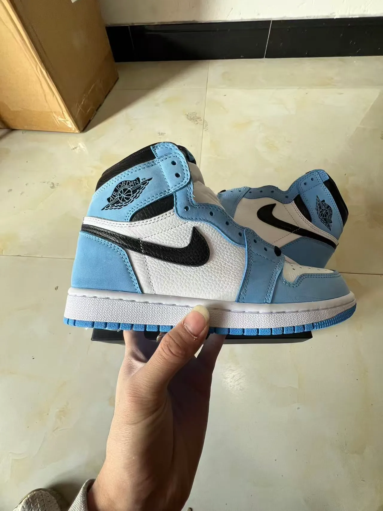 Tênis de basquete de cano alto Air Jordan 1 com painéis de camurça e couro azul e branco 7