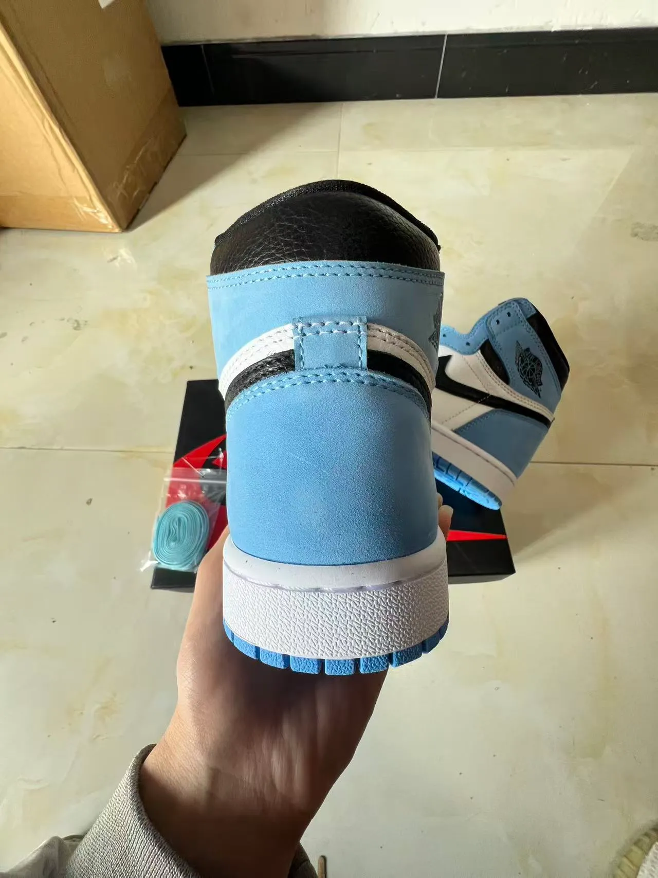 Tênis de basquete de cano alto Air Jordan 1 com painéis de camurça e couro azul e branco 8