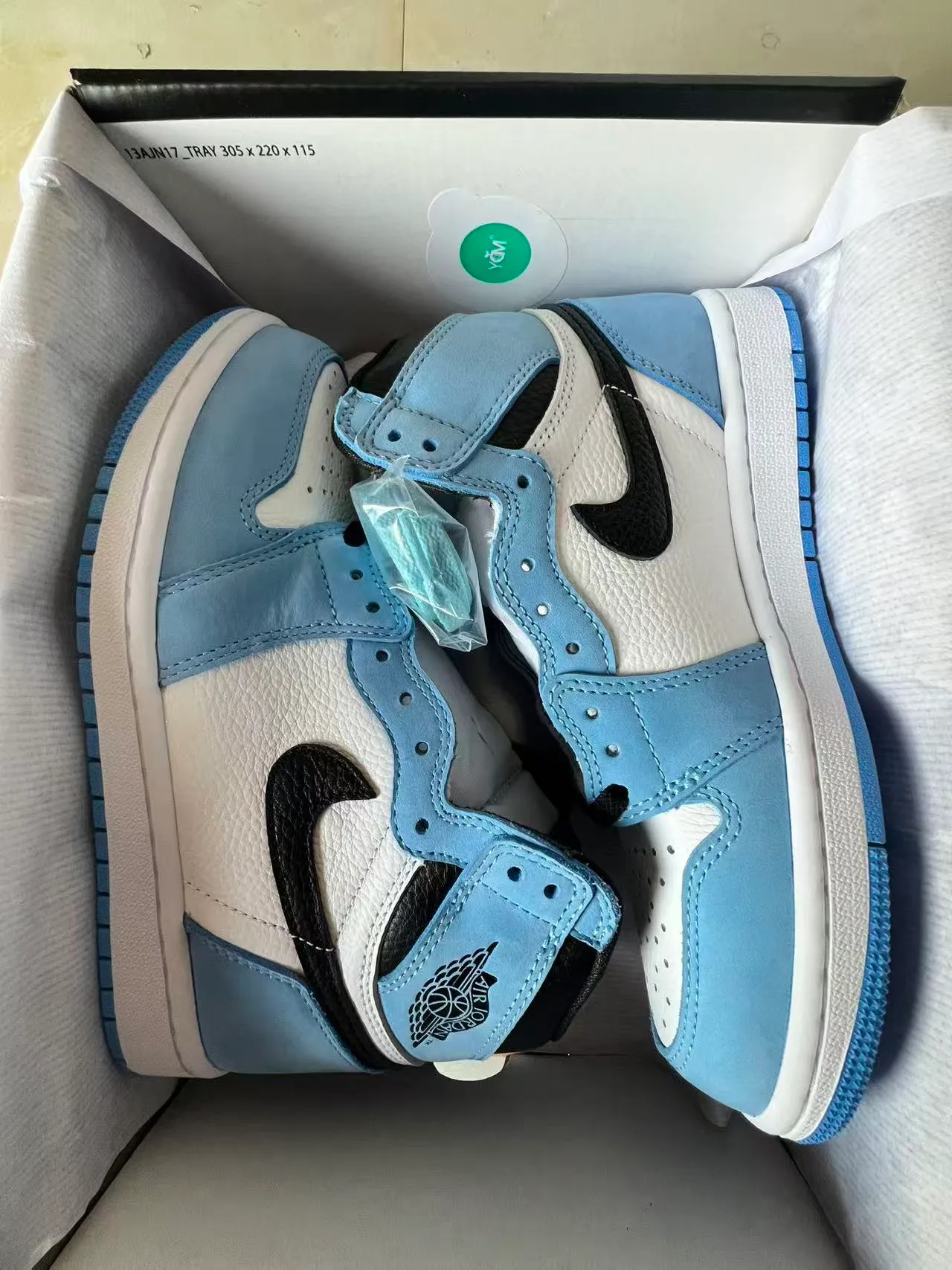 Tênis de basquete de cano alto Air Jordan 1 com painéis de camurça e couro azul e branco 9