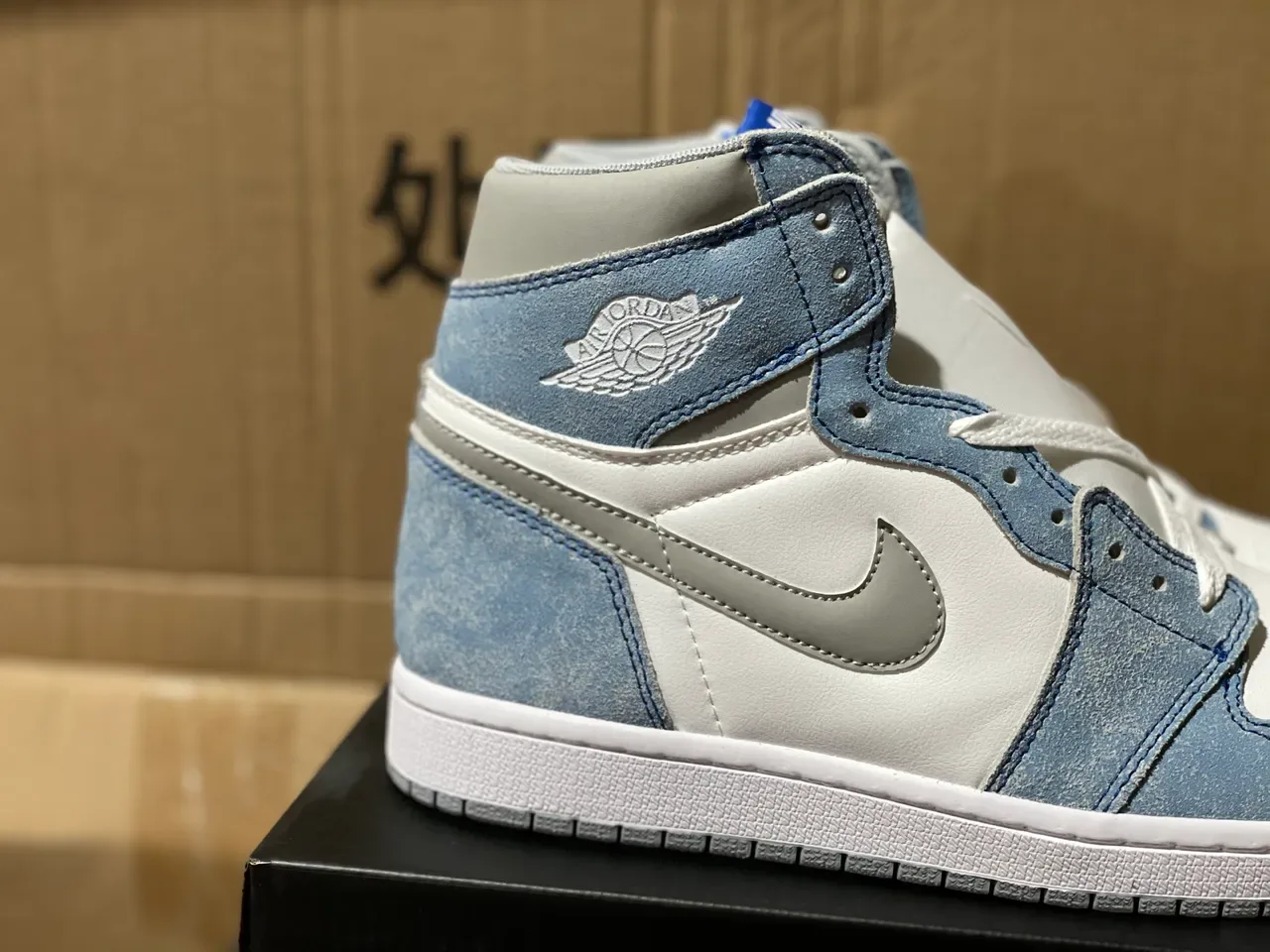 Air Jordan 1 High 做旧浅蓝白篮球鞋 2