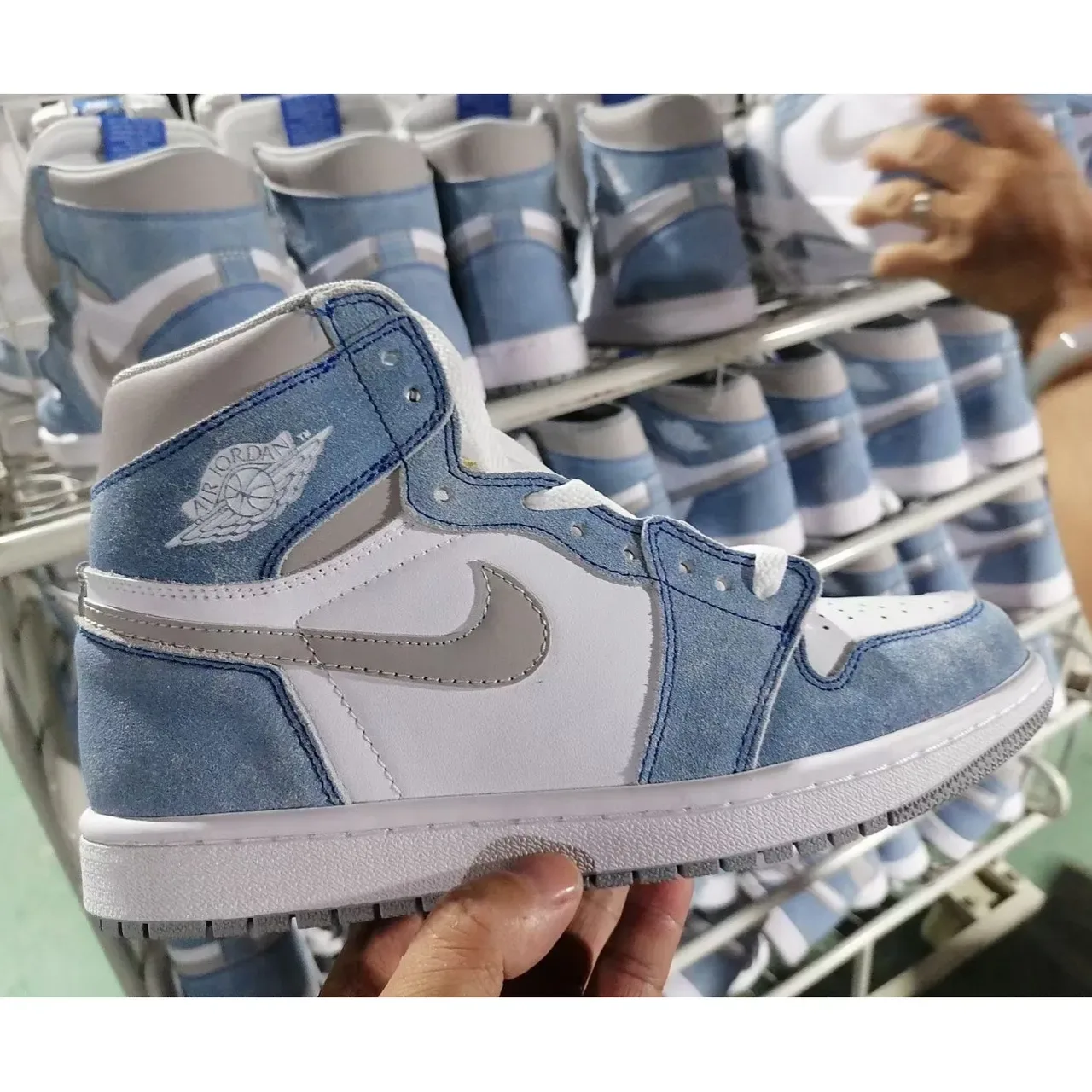 Air Jordan 1 High 做旧浅蓝白篮球鞋 3