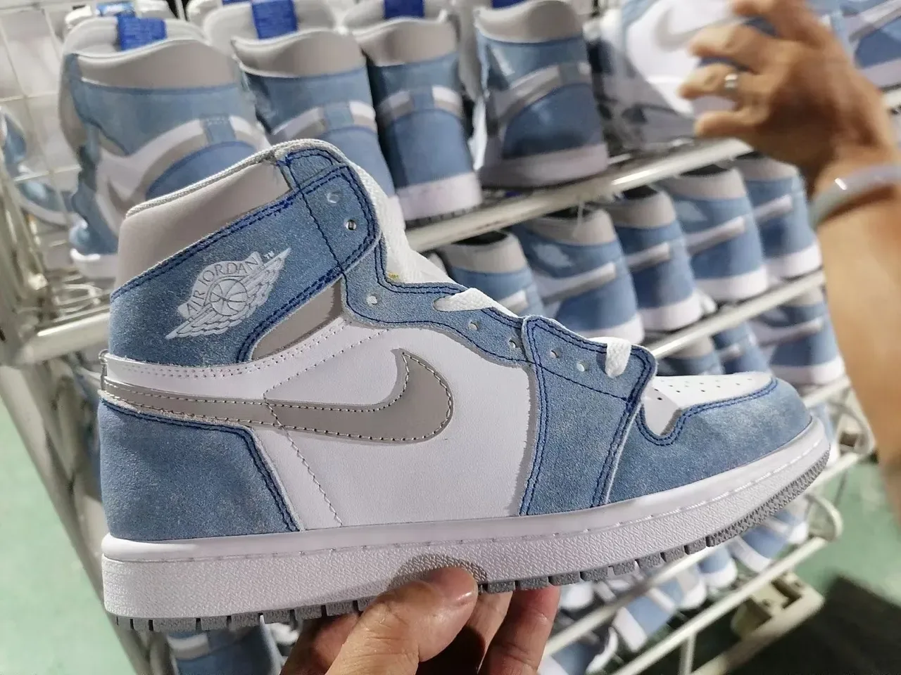 Air Jordan 1 High 做旧浅蓝白篮球鞋 4