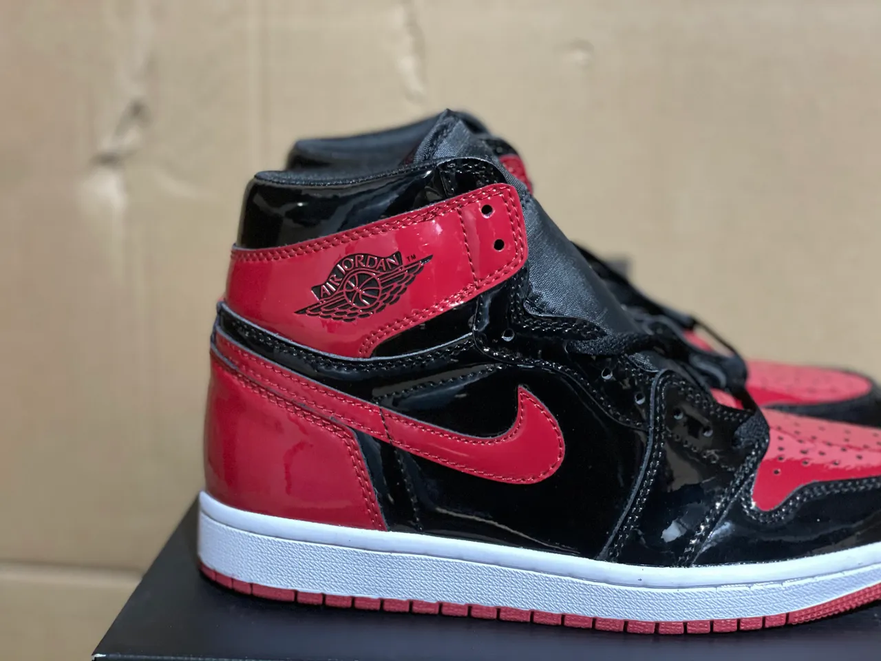 Air Jordan 1 Chaussures de basket-ball noir et rouge brillant 2