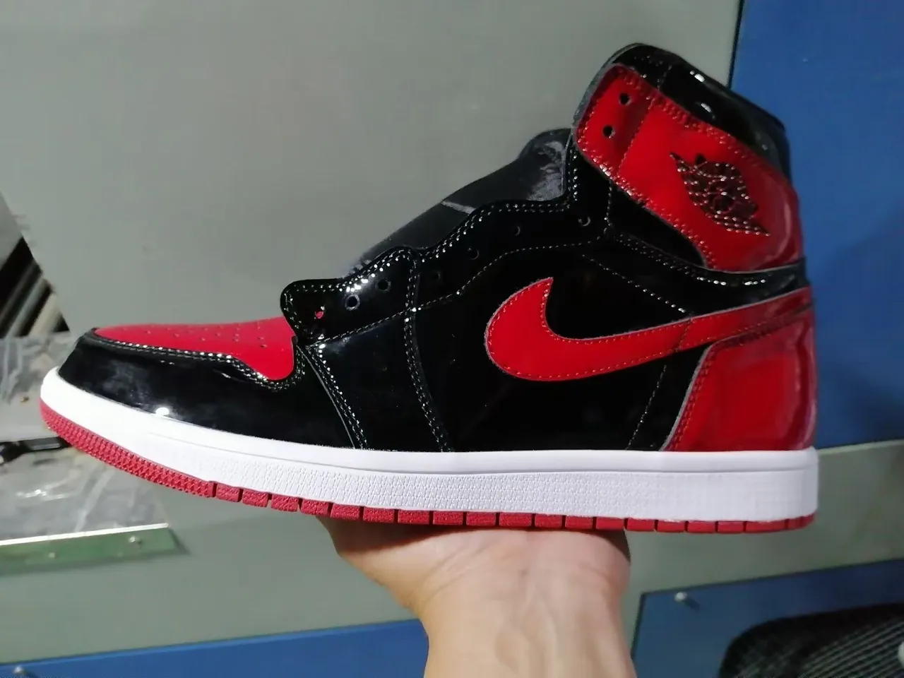 Air Jordan 1 Chaussures de basket-ball noir et rouge brillant 4