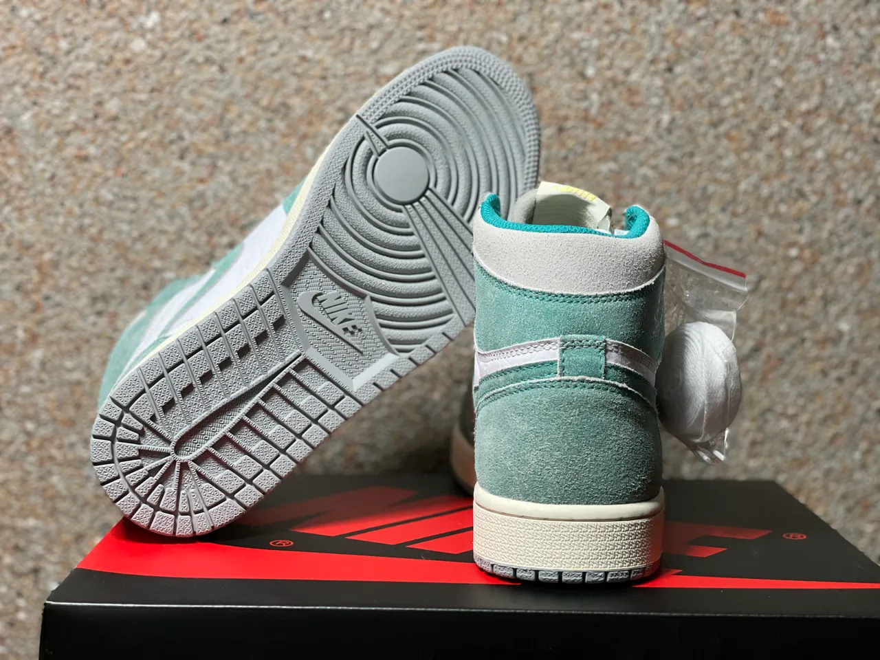Air Jordan 1 High OG chaussures de basketball en daim vert menthe et blanc 3