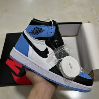 Air Jordan 1 High Top Branco Preto University Blue Tênis de Basquete