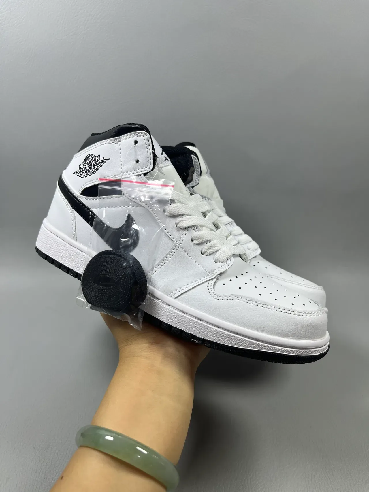 Air Jordan 1 High أبيض وأسود أحذية كرة السلة 2