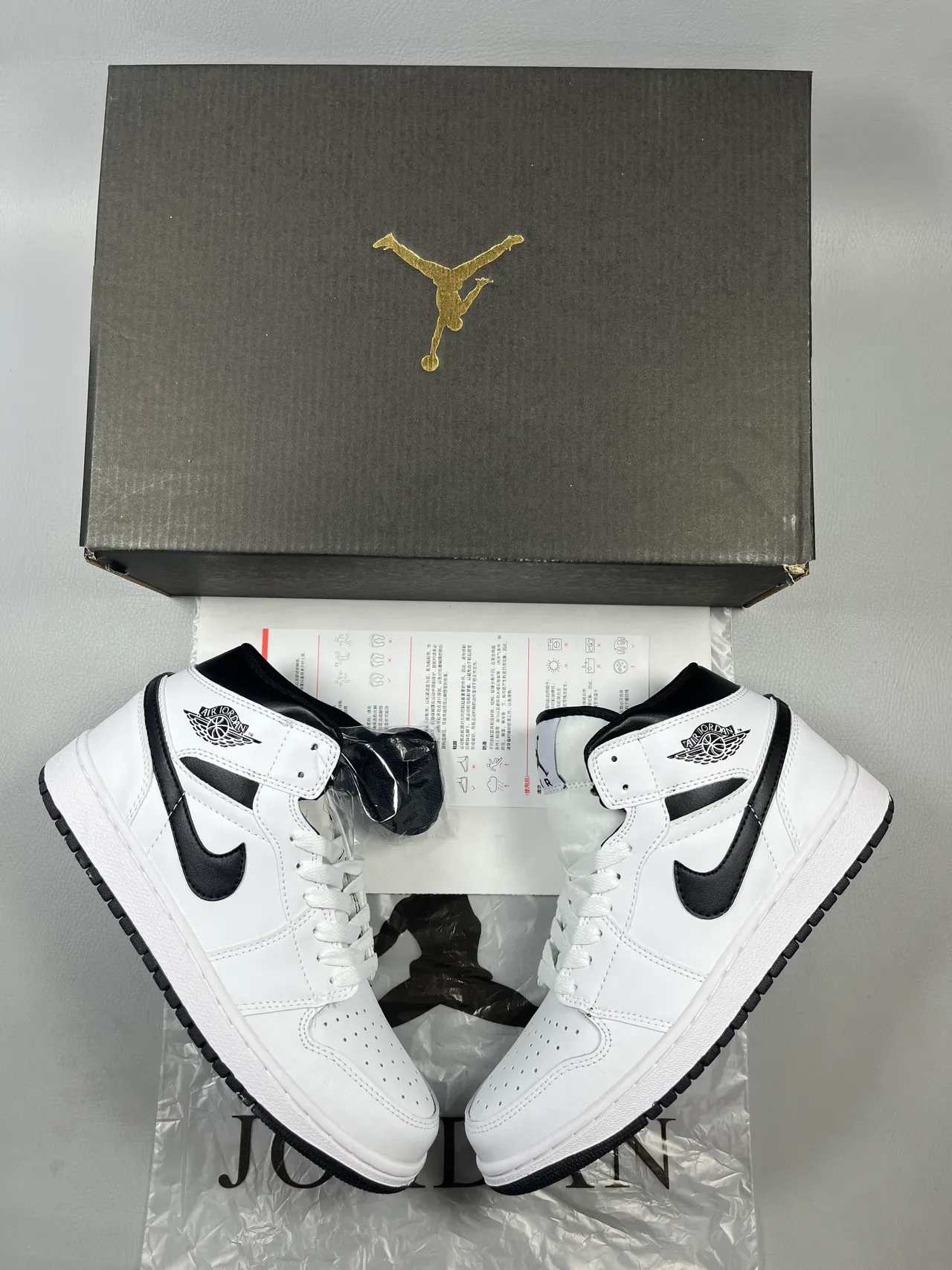 Air Jordan 1 High أبيض وأسود أحذية كرة السلة 3