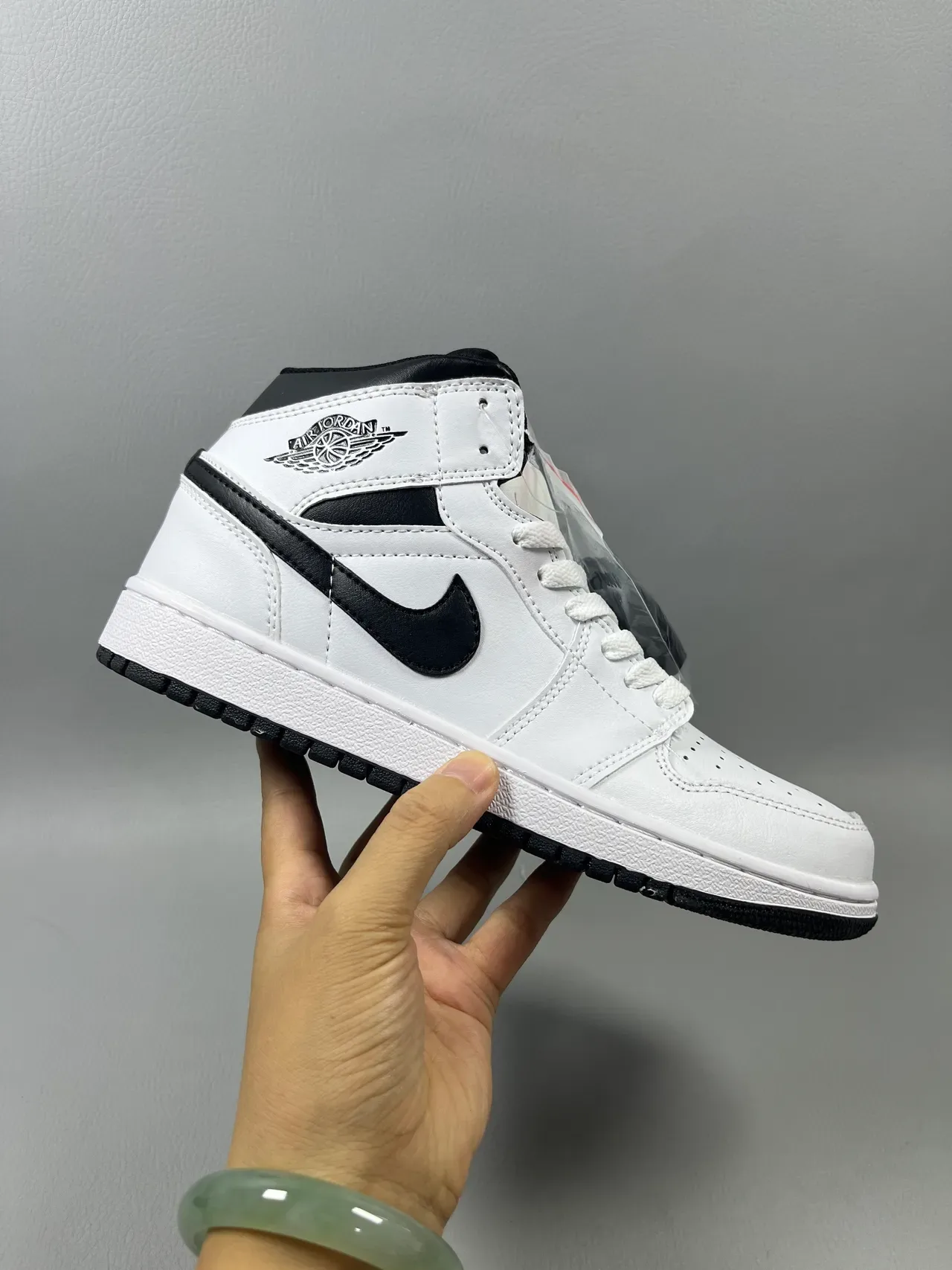 Air Jordan 1 High أبيض وأسود أحذية كرة السلة 4