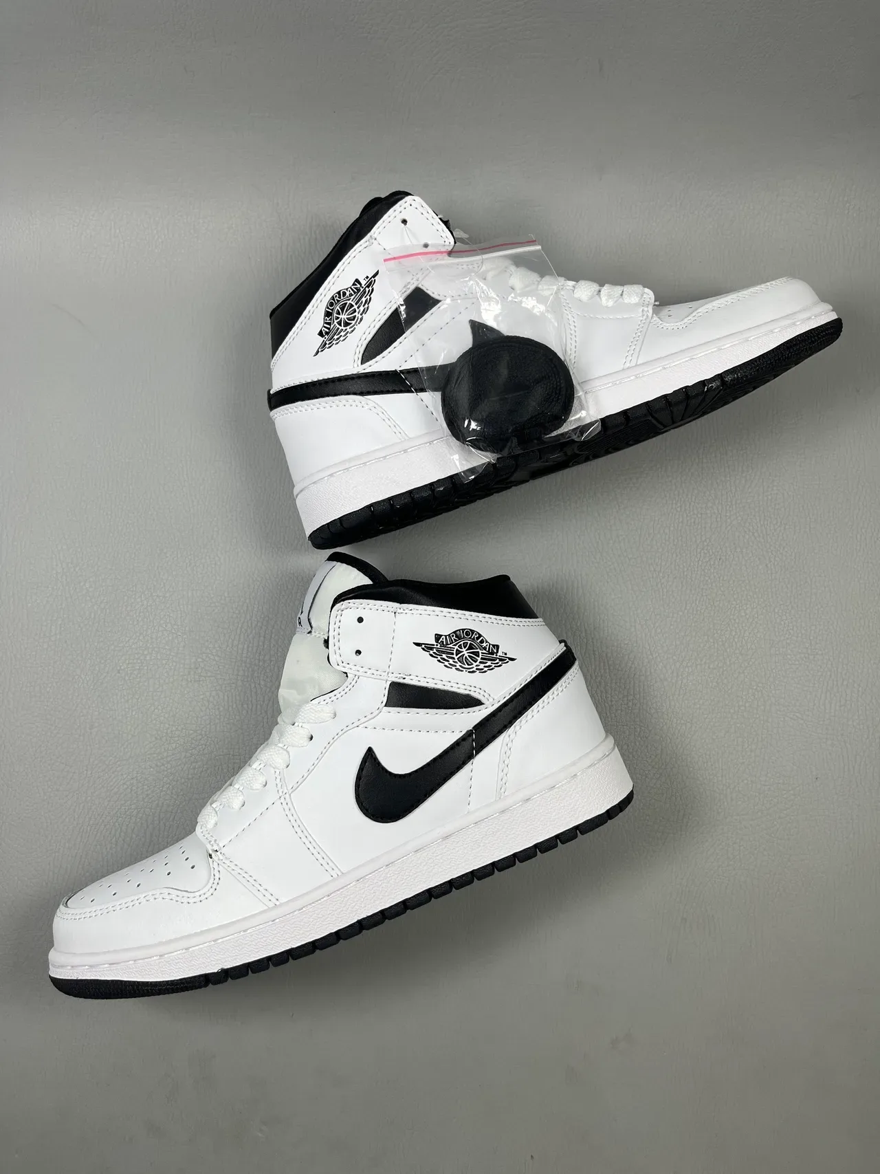 Air Jordan 1 High أبيض وأسود أحذية كرة السلة 5